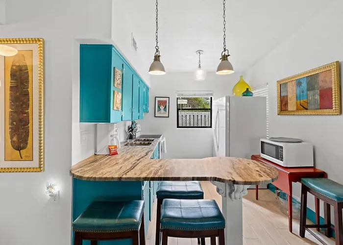 Uptown Cottage - Walk To The Beach And Restaurants
