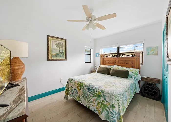 Uptown Cottage - Walk To The Beach And Restaurants