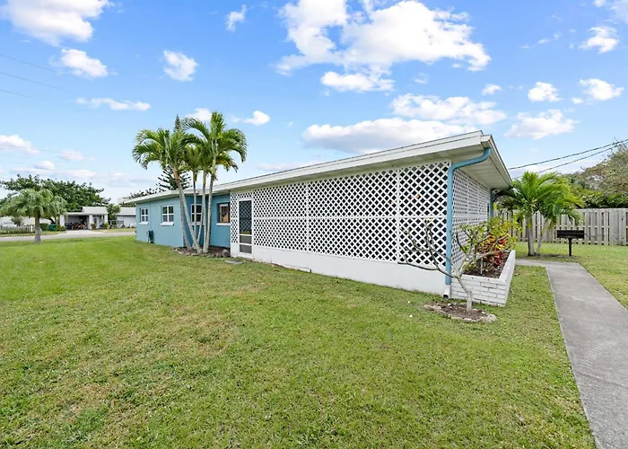 Uptown Cottage - Walk To The Beach And Restaurants